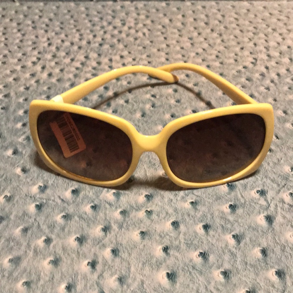 **SOLD** Cream Round Frame Sunglasses